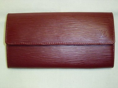 Louis Vuitton 激安　ルイヴィトン 新品　エピ　財布　ファスナー長札　ポルトフォイユ・サラ　ルビー　M6374M