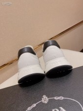 プラダ カジュアルシューズ 新作 本革 新品同様超美品 通販＆送料込 運動靴 男性用 PRA062